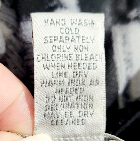 Chico’s 100% Silk Black White Abstract Beaded Neckline Tunic Top Size Medium - Picture 10 of 10